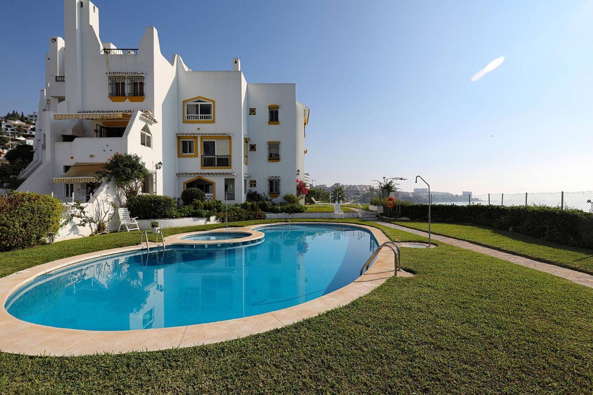 082 - Stunning Sea Views Beachfront Apartment Benalmádena Exteriör bild